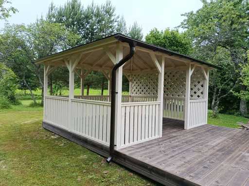 Gazebo de Madera Blanco 4x4.5 m — Elegante Gazebo de Jardín con Terraza y Hermoso Diseño