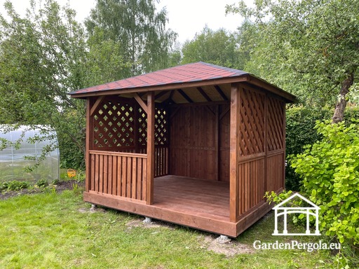 Gazebo de madera marrón de 3x3.5 m — acogedor gazebo de jardín con suelo, pared trasera cerrada y paredes laterales de celosía decorativa