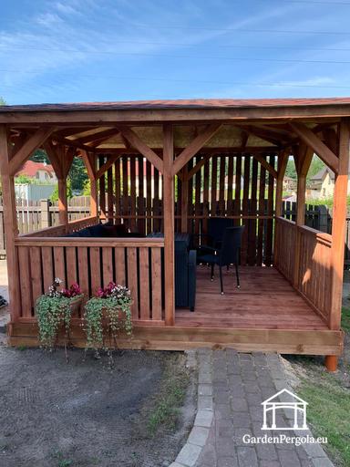 Cenador de jardín de madera marrón de 3x3.5 m — Acogedor cenador de jardín con suelo y lados decorativos de celosía
