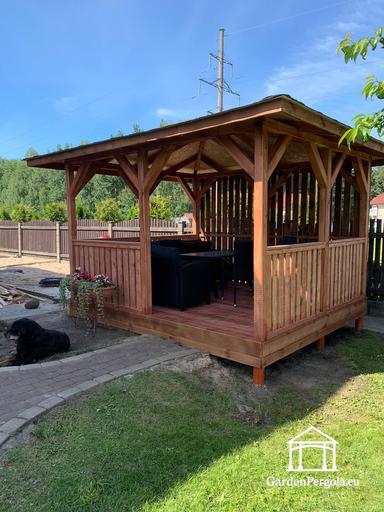 Cenador de jardín de madera marrón de 3x3.5 m — Acogedor cenador de jardín con suelo y lados decorativos de celosía
