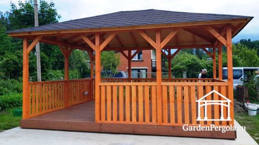 Gazebo de madera ámbar de 4x5 m — espacioso gazebo de jardín con suelo, barandillas y techo cubierto