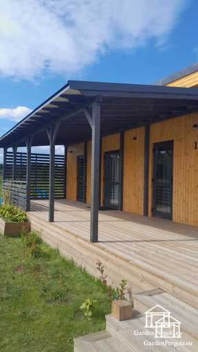 Extensión de Casa de Madera Natural con Terraza Cubierta