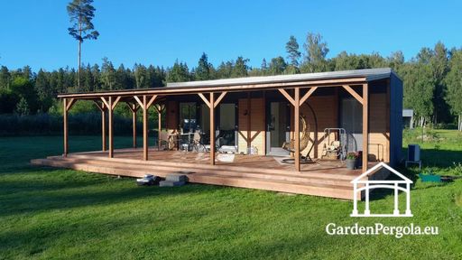 Veranda de Madera Natural Adosada a la Casa con Amplia Terraza Cubierta