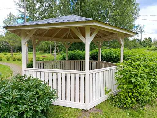 Gazebo de madera de seis lados — acogedor gazebo de jardín con piso y techo cubierto