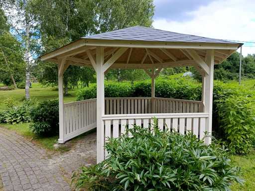 Gazebo de madera de seis lados — acogedor gazebo de jardín con piso y techo cubierto