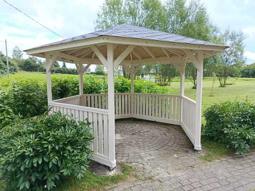 Gazebo de madera de seis lados — acogedor gazebo de jardín con piso y techo cubierto