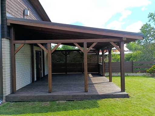 Veranda de Madera Oscura Adosada a la Casa con Techo Cubierto – 4.8×6 m