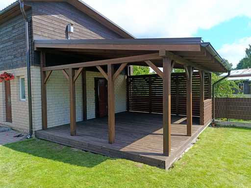 Veranda de Madera Oscura Adosada a la Casa con Techo Cubierto – 4.8×6 m