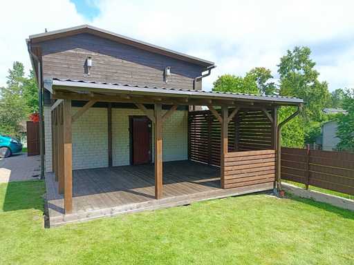 Veranda de Madera Oscura Adosada a la Casa con Techo Cubierto – 4.8×6 m