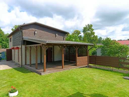 Veranda de Madera Oscura Adosada a la Casa con Techo Cubierto – 4.8×6 m